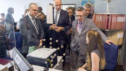 Informationsbesuch. Bundesinnenminister Thomas de Maizière am Donnerstag in der zentralen Aufnahmestelle für Asylbewerber in Eisenhüttenstadt