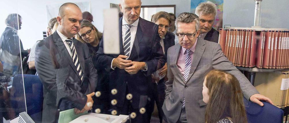 Informationsbesuch. Bundesinnenminister Thomas de Maizière am Donnerstag in der zentralen Aufnahmestelle für Asylbewerber in Eisenhüttenstadt