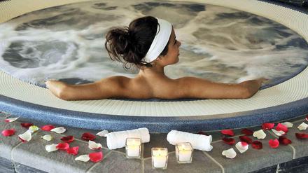 Herrliche Ruhe, entspanntes Nichtstun - hoffentlich bleibt das so! Eine Wellnessurlauberin im Sprudelbad.