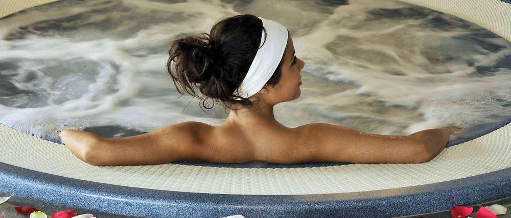 Herrliche Ruhe, entspanntes Nichtstun - hoffentlich bleibt das so! Eine Wellnessurlauberin im Sprudelbad.