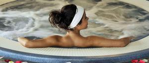 Herrliche Ruhe, entspanntes Nichtstun - hoffentlich bleibt das so! Eine Wellnessurlauberin im Sprudelbad.