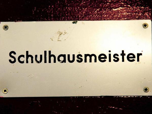 Hausmeister? Melanie Saunar mag das alte Schild ihrer Vorgänger, auch wenn da jetzt ein "-in" fehlt. Vielleicht hängt sie stattdessen ein "-ei" dran. 