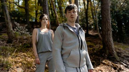 Sam (David Kross) und Lara (Emilia Schüle) hegen immer größere Zweifel an der Kooperation X.