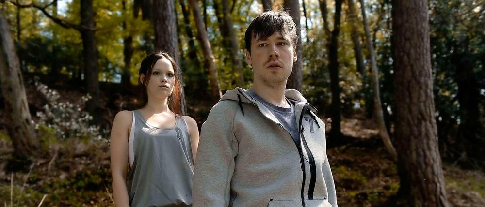 Sam (David Kross) und Lara (Emilia Schüle) hegen immer größere Zweifel an der Kooperation X.