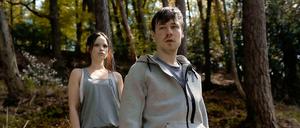 Sam (David Kross) und Lara (Emilia Schüle) hegen immer größere Zweifel an der Kooperation X.