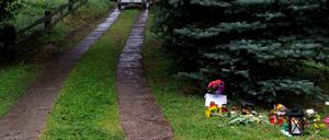 Blumen, Kuscheltiere und Kerzen liegen am MIttwoch in Lampersdorf (Sachsen) an der Hofeinfahrt des Bauernhofes, in dem die Polizei die entführte und ermordete 17-jährige Anneli gefunden hat. Die mutmaßlichen Entführer sind in Haft.