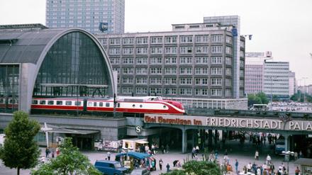 Der Bugatti unter den Zügen. Der "Max Liebermann" am Alexanderplatz, aufgenommen im Sommer 1990.