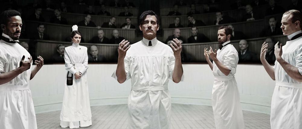 Gleich wird es blutig. Dr. Thackery (Clive Owen) posiert im OP. Dieser ähnelt einem Hörsaal, da andere Ärzte bei den Operationen zusehen können.