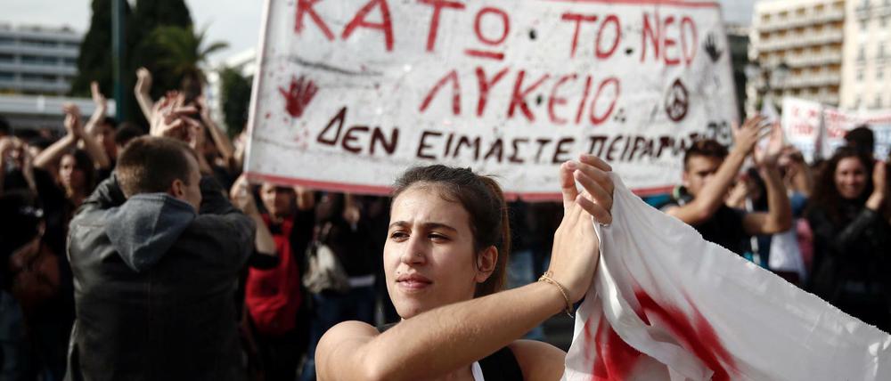 Studierende in Athen protestieren gegen Kürzungen an den Unis.