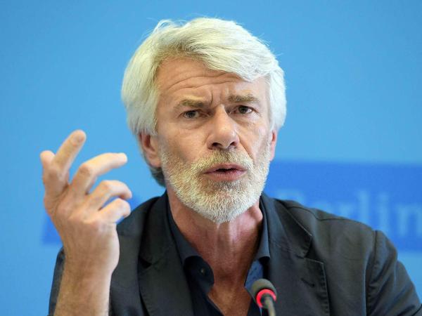 Chris Dercon bei einer Pressekonferenz.