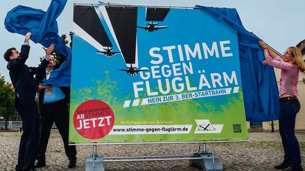 Dagegen, dagegen! Gegner enthüllen Plakat.