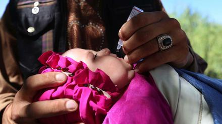 afghanisches Kind bekommt Polio-Impfung