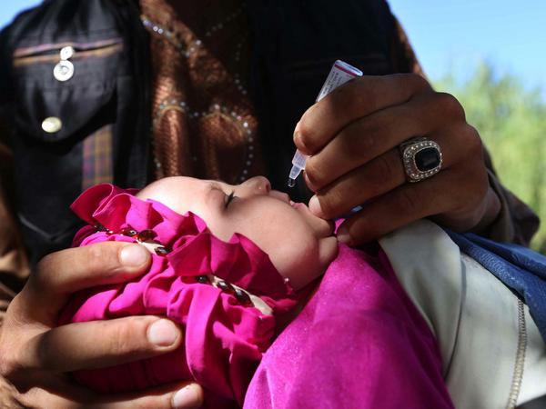 afghanisches Kind bekommt Polio-Impfung
