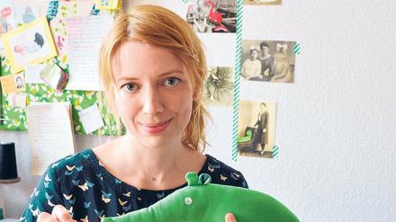  Yvonne Sundag in mit einer tierischen Spieluhr. 