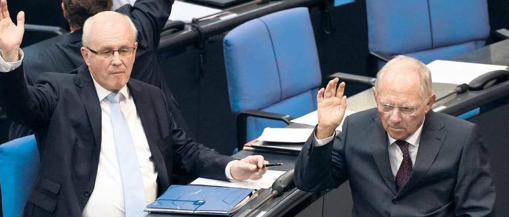 Durchgerungen. Wolfgang Schäuble gehört am Mittwoch zu den 454 Befürwortern des Pakets. Es gibt 113 Gegenstimmen.