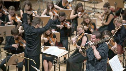 Das Nationaal Jeugd Orkest Symphony Orchestra mit Dirigent Antony Hermus und dem Solisten Sebastian Kemner