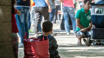 Flüchtlinge vor dem Landesamt für Gesundheit und Soziales (LaGeSo) in Berlin. 