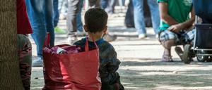 Flüchtlinge vor dem Landesamt für Gesundheit und Soziales (LaGeSo) in Berlin. 