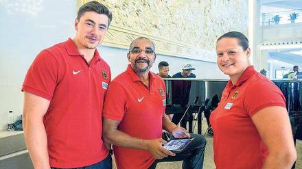 Das Lächeln vor dem Stoß. Cheftrainer Gonschinska (M.) erwartet von Schwanitz und Storl Schwung für das ganze Team. 
