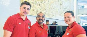 Das Lächeln vor dem Stoß. Cheftrainer Gonschinska (M.) erwartet von Schwanitz und Storl Schwung für das ganze Team. 