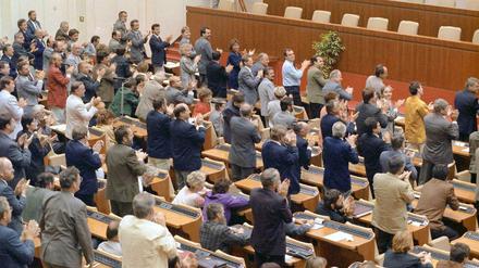Die Volkskammer (hier vor allem die Fraktionen von CDU und SPD) applaudiert der Beitrittsentscheidung. 
