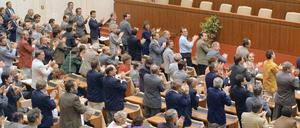 Die Volkskammer (hier vor allem die Fraktionen von CDU und SPD) applaudiert der Beitrittsentscheidung. 