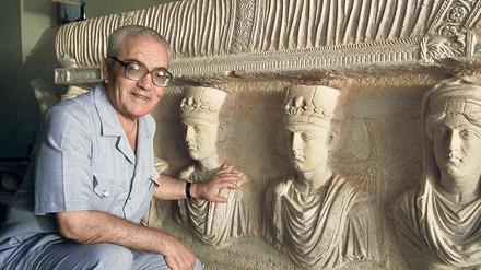 Chefarchäologie Khaled Asaad vor einem antiken Sarkophag aus Palmyra.