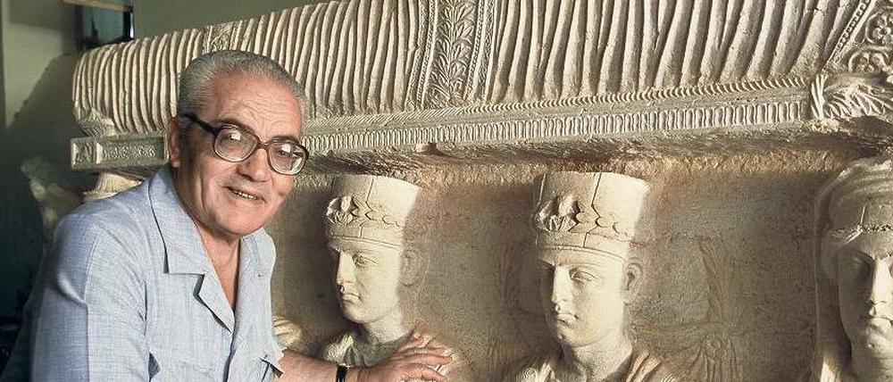 Chefarchäologie Khaled Asaad vor einem antiken Sarkophag aus Palmyra.