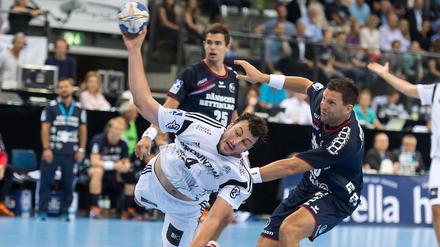 Kiels Domagoj Duvnjak (links) wirft den Ball gegen Flensburgs Verteidiger Tobias Karlsson.