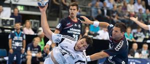 Kiels Domagoj Duvnjak (links) wirft den Ball gegen Flensburgs Verteidiger Tobias Karlsson.