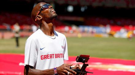 Ferngesteuert? Mo Farah bedient in Pekings Olympiastadion eine Drohne.
