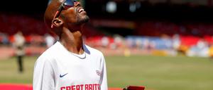 Ferngesteuert? Mo Farah bedient in Pekings Olympiastadion eine Drohne.