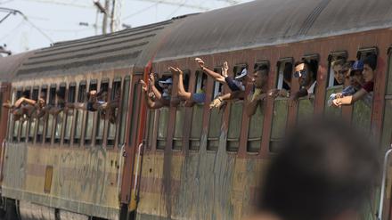 Flüchtlinge verlassen einen Bahnhof in Mazedonien.