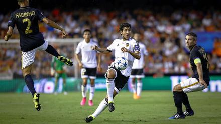 Valencias Daniel Parejo (Mitte) gegen Monacos brasilianischen Verteidiger Fabinho Tavares (links). 