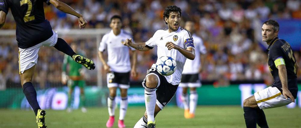 Valencias Daniel Parejo (Mitte) gegen Monacos brasilianischen Verteidiger Fabinho Tavares (links). 