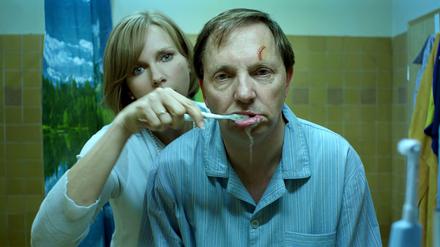 Als „todlangweilig und stinknormal“ wird Thomas Müller (Olli Dittrich) von Marktforschern eingestuft – seine Frau Sabine (Veronica Ferres) mag ihn trotzdem. 