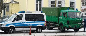 Polizeibeamte und Polizeifahrzeuge stehen am 19.02.2013 in Frankfurt vor einer Villa der Firmengruppe S&amp;K. Die Frankfurter Firmengruppe wird verdächtigt, gemeinsam mit einem Hamburger Unternehmen ein umfassendes Schneeballsystem installiert und so einen Schaden in dreistelliger Millionenhöhe verursacht zu zu haben. 