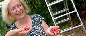 Bundesbildungsministerin Johanna Wanka mit frisch geerntetem Obst.