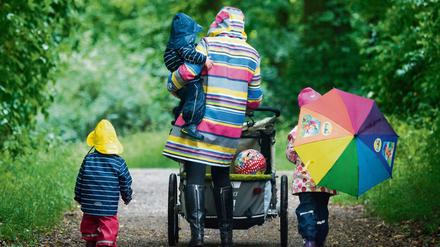 Eine Familie mit drei Kindern erhält 570 Euro Kindergeld im Monat. 