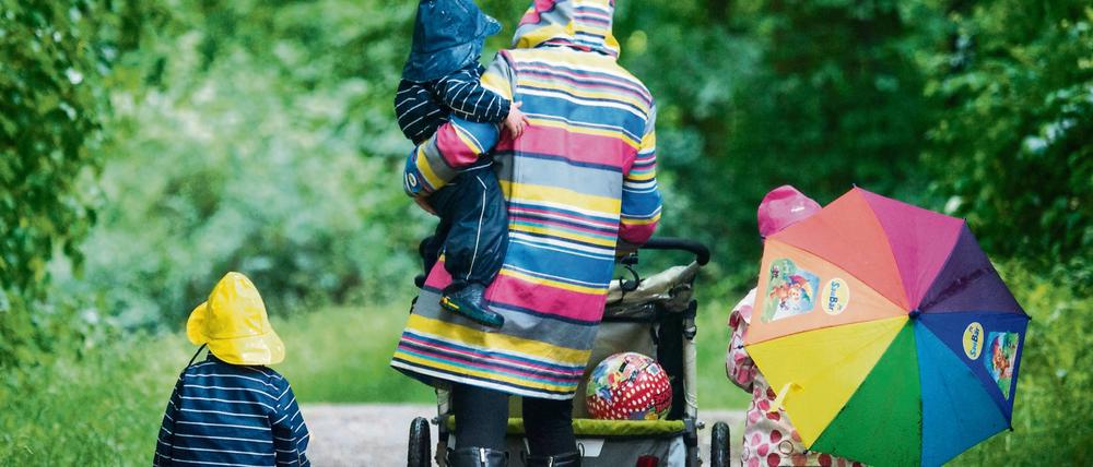 Eine Familie mit drei Kindern erhält 570 Euro Kindergeld im Monat.