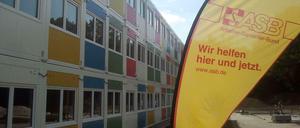 Eins von sechs. Ende August soll die Containerunterkunft an der Potsdamer Chaussee in Zehlendorf eröffnet werden.