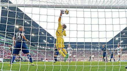 Thomas Kraft rettete Hertha BSC mit einigen guten Paraden den Auftaktsieg in Augsburg. Auch mit den Füßen zeigte er sich verbessert.