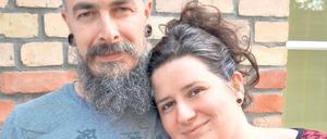 Trenti und Duso ritzen Tattoos in Gegenstände, nicht in Haut.