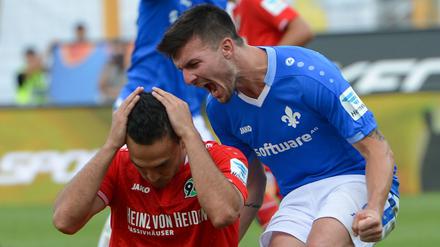 Darmstadt 98 gibt alles - das zeigt Jerome Gondorf (rechts) sogar nach Hannovers verschossenem Elfmeter von Mevlüt Erdinc. Dafür hat er sich inzwischen via Facebook entschuldigt.