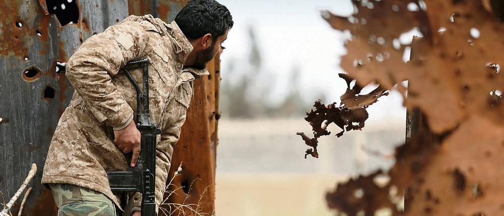 Seit Monaten kämpfen in Libyen Regierunsgtruppen und rivalisierende Aufständische gegen die Extremisten-Miliz IS (Archivbild vom März 2015). Die Terrororganisation beherrscht inzwischen die Stadt Sabratha im Westen, den 200 Kilometer langen Küstenabschnitt zwischen Harawa und Sirte im Zentrum sowie Teile von Benghazi im Osten.