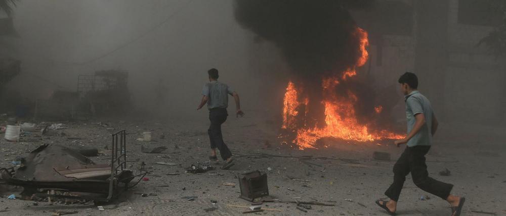 Bei dem Angriff der Regierungstruppen auf einen Markt in Douma am Sonntag kamen mehr als hundert Menschen ums Leben.