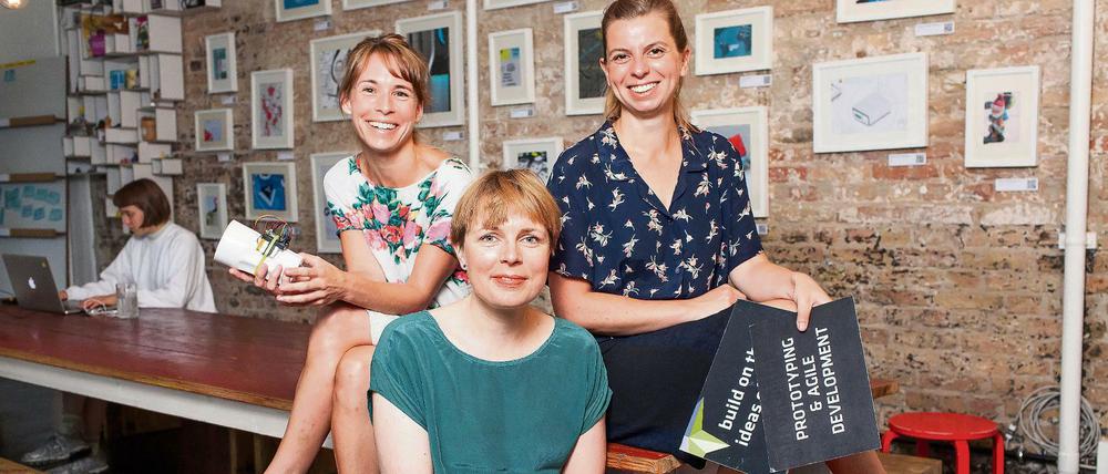 Nancy Birkhölzer und Verena Augustin mit Kollegin von der Agentur IXDS in Kreuzberg