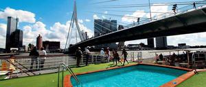 Kinder, hier ist was los! Doch auch für Erwachsene ist das Unterqueren der Erasmusbrücke, die sich in Rotterdam über die Nieuwe Maas spannt, ein Erlebnis. 