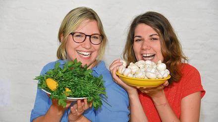 Aline Henkys (links) und Leonie Beckmann sind zwei Gründerinnen der Initiative Restlos Glücklich, einer Initiative gegen die Lebensmittelverschwendung.