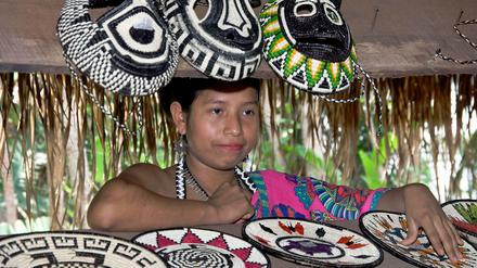 Dschungel-Souvenirs. Die Emberá im beinah unzugänglichen Grenzgebiet zwischen Panama und Kolumbien bieten Kunsthandwerk an.